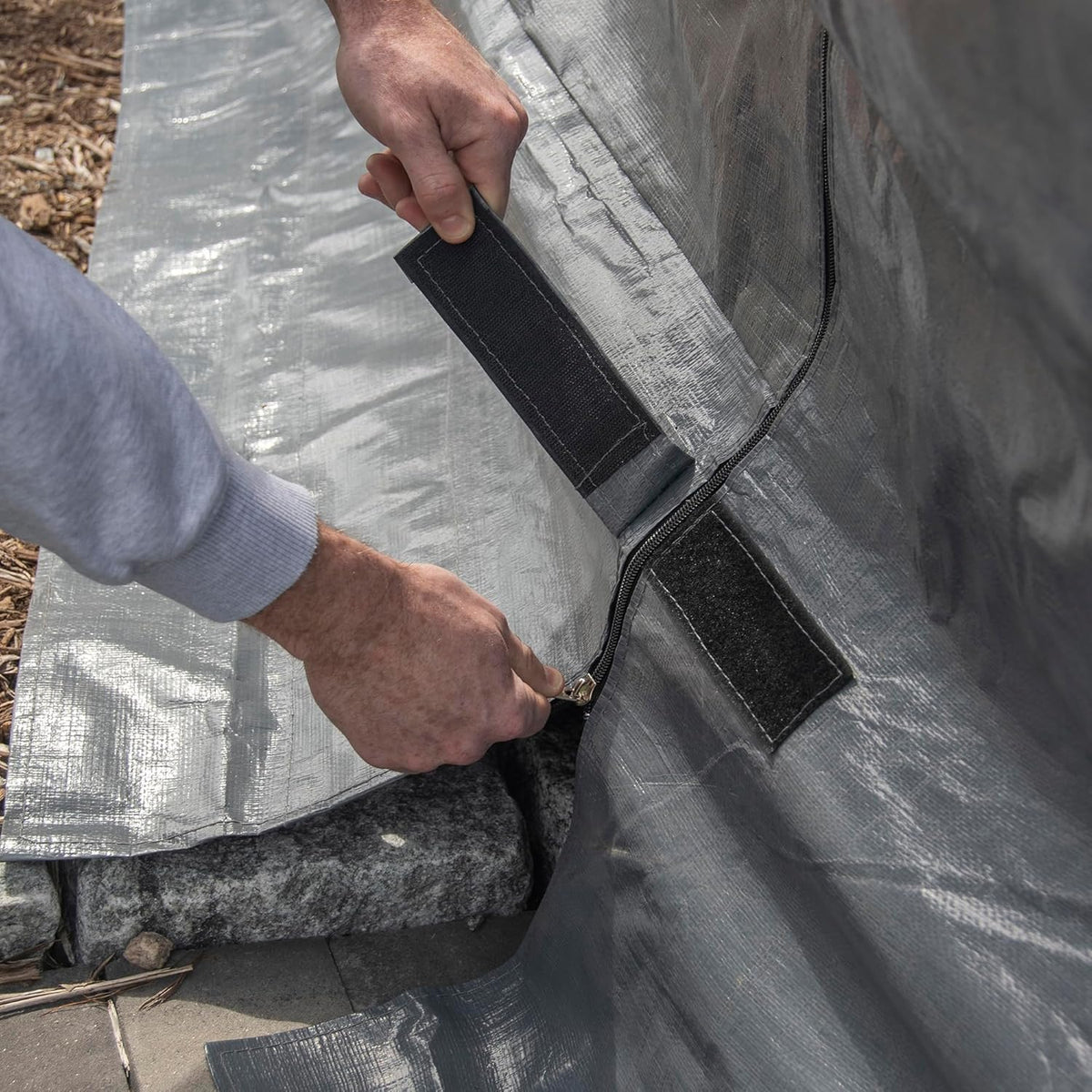 Universal winter tarpaulin, suitable for tall sunshades, used for storing barbecue grills and outdoor furniture, with fireproof and weather-resistant properties, measuring 10 feet by 12 feet, and in gray color.