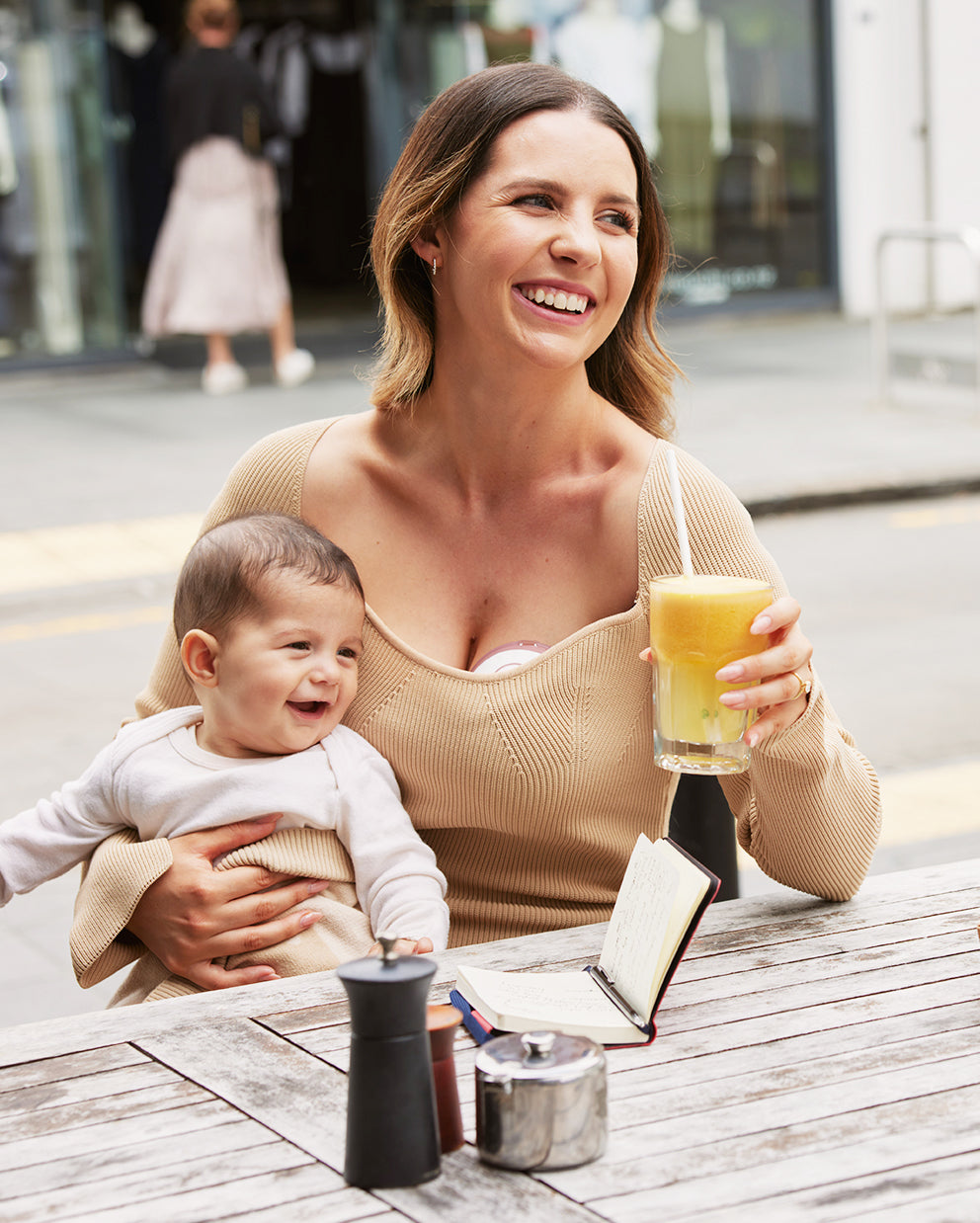 Momcozy Mobile Style™ Hands-free Slim Breast Pump | M6