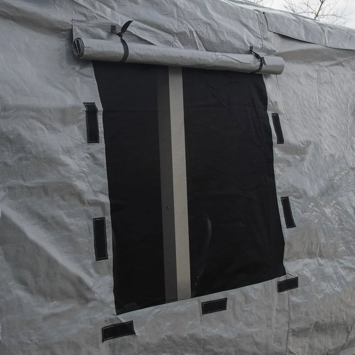 Universal winter tarpaulin, suitable for tall sunshades, used for storing barbecue grills and outdoor furniture, with fireproof and weather-resistant properties, measuring 10 feet by 12 feet, and in gray color.